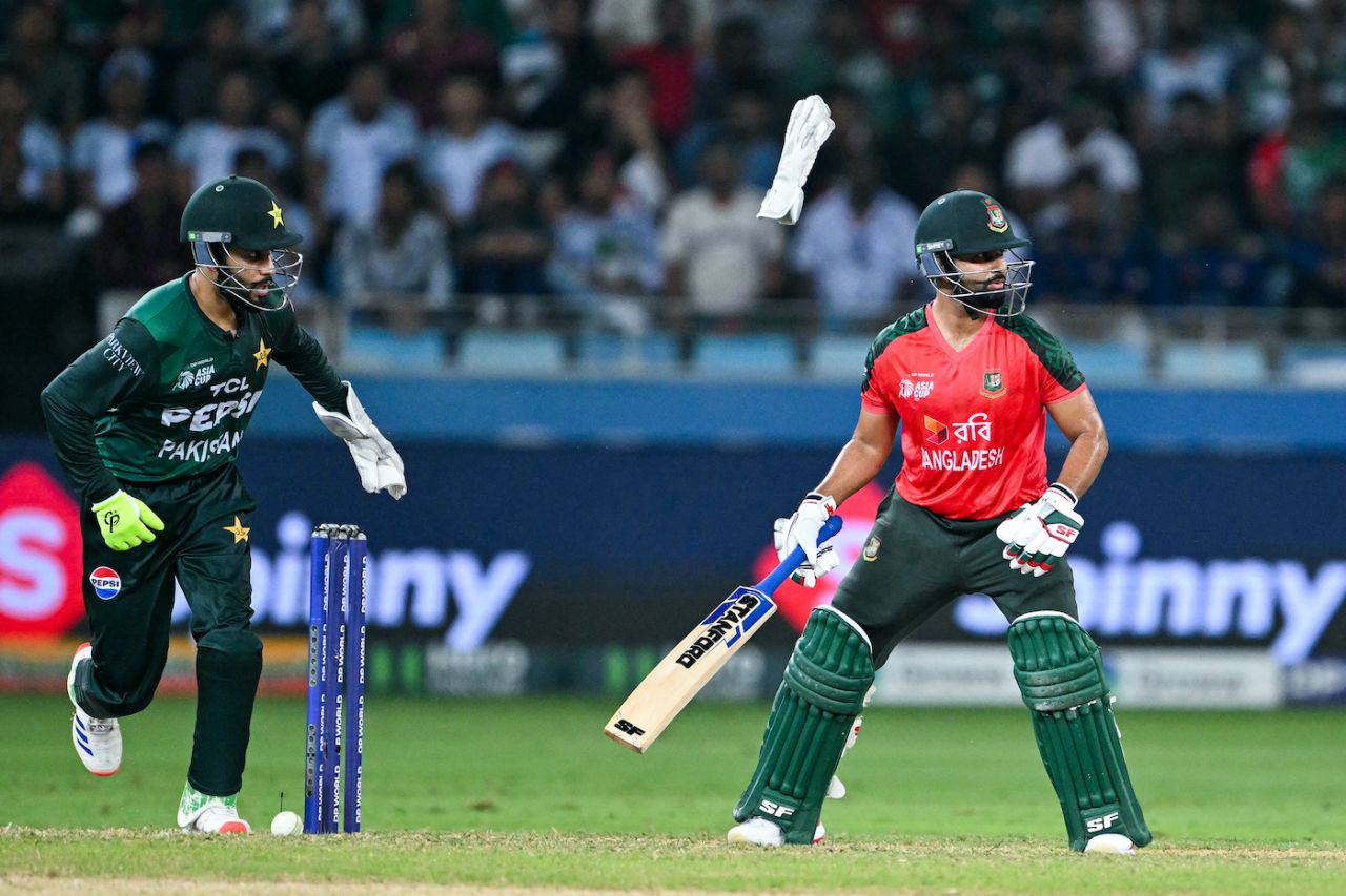 Mohammad Haris pops out his glove to gather the ball, Bangladesh vs Pakistan, Men's T20 Asia Cup, Dubai, September 25, 2025