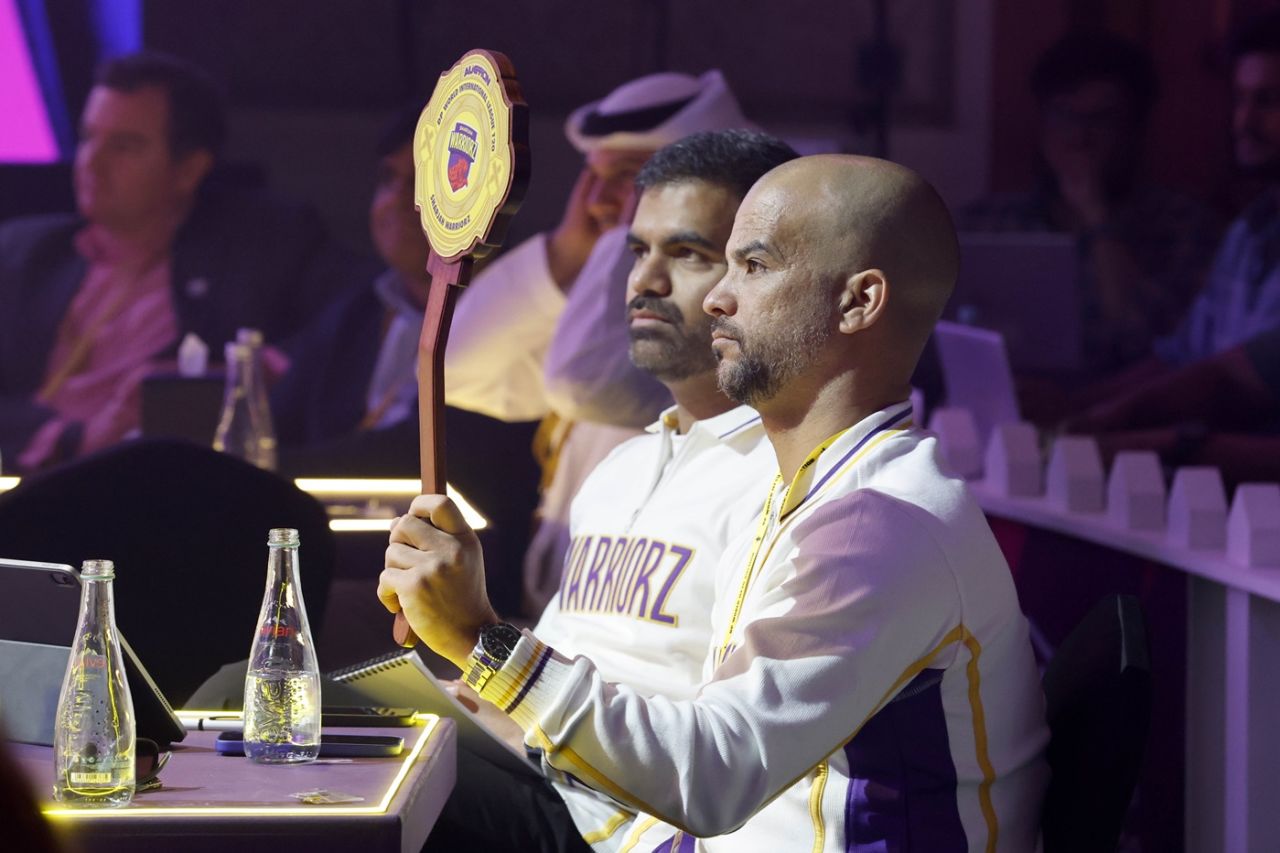 JP Duminy raises the paddle for Sharjah Warriorz, Dubai, October 1, 2025