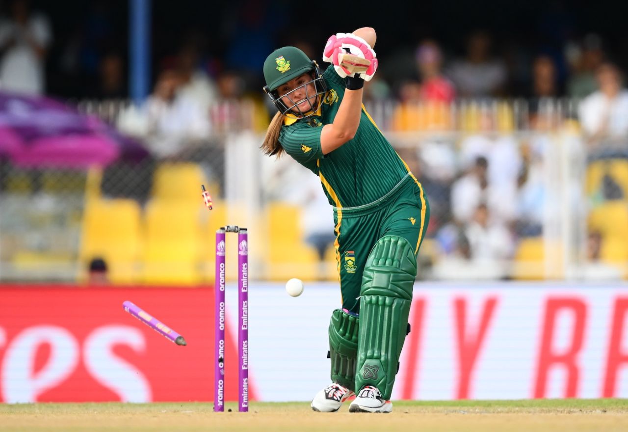 Sune Luus loses her stumps to Lauren Bell, England vs South Africa, Women's ODI World Cup, Guwahati, October 3, 2025