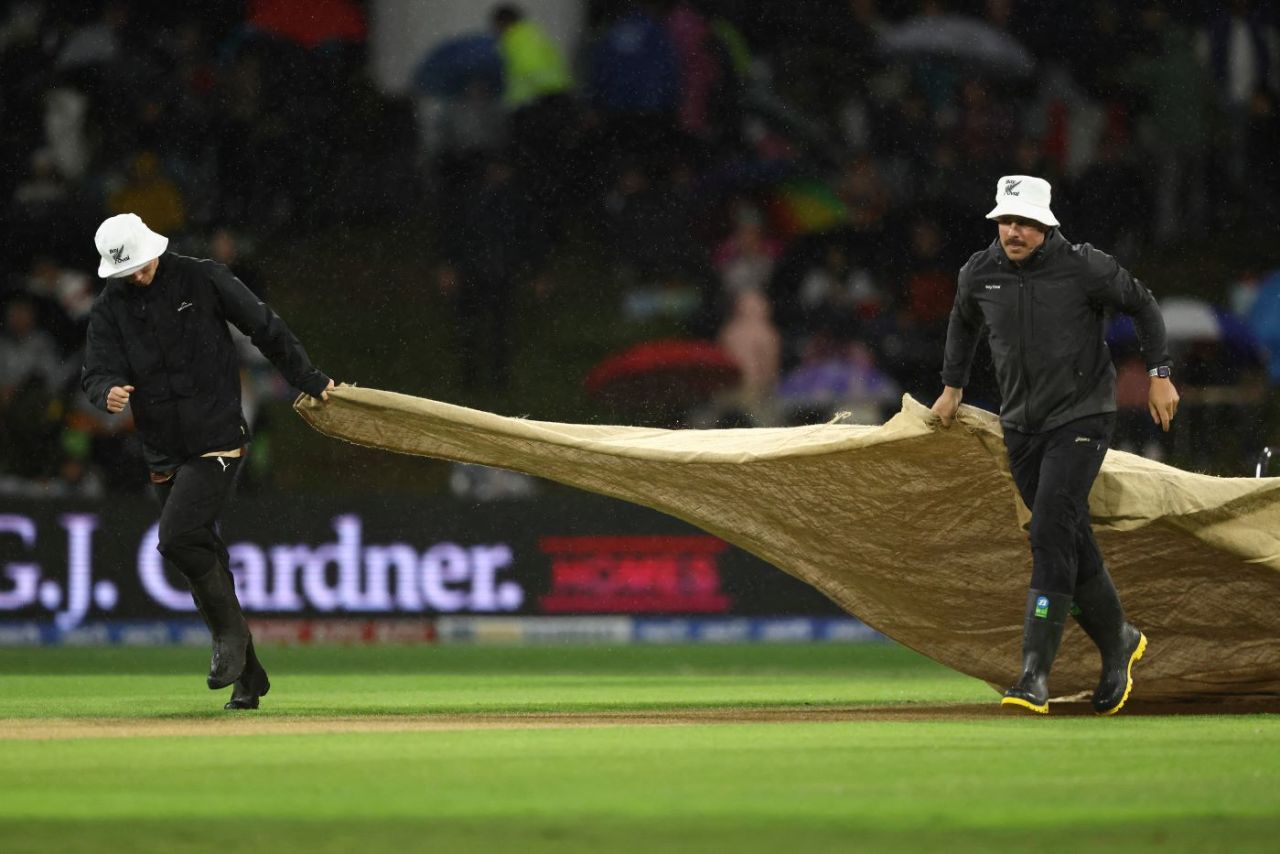 Bay Oval ground staff pull the covers on, New Zealand vs Australia, 3rd T20I, Mount Maunganui, October 4, 2025