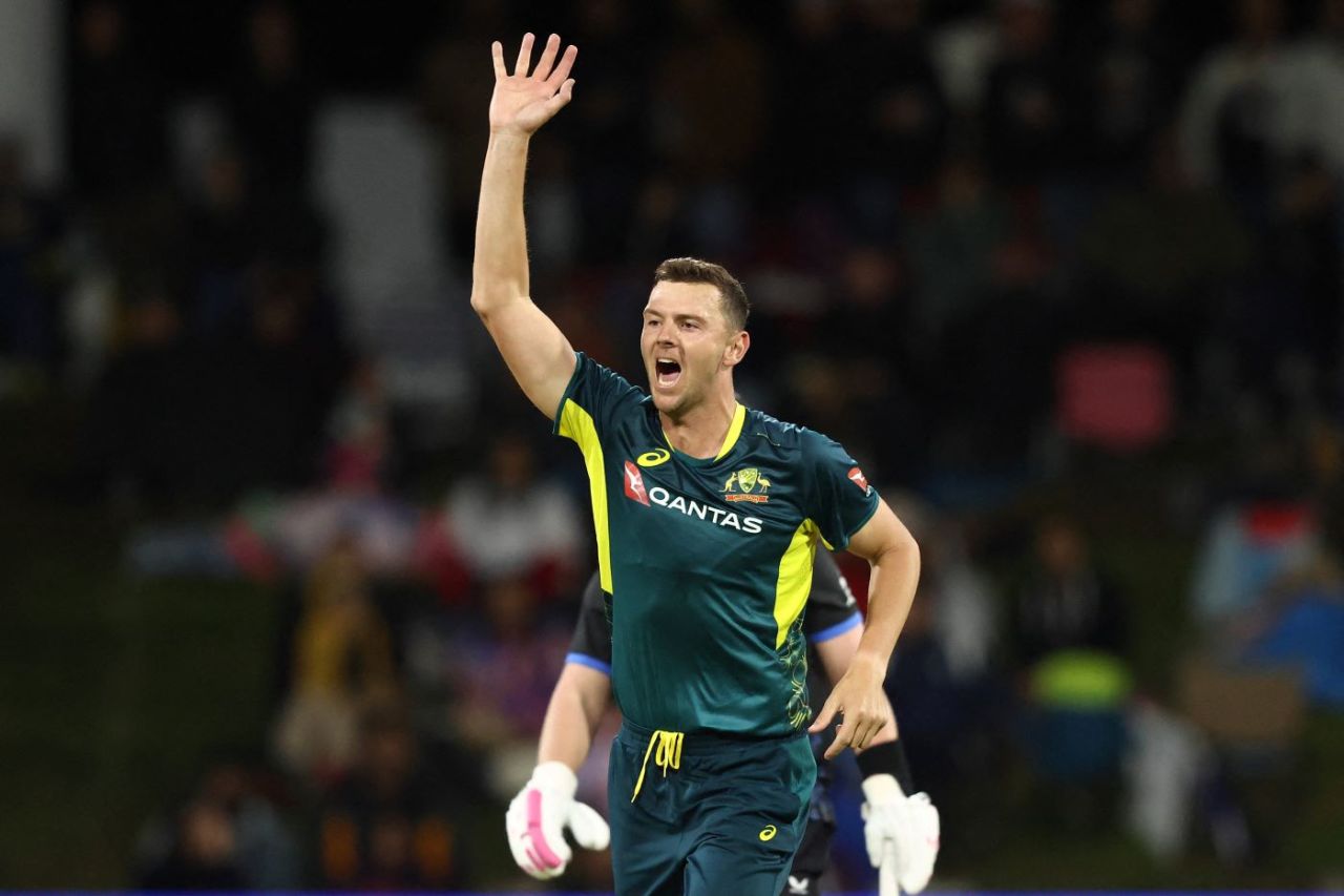 Josh Hazlewood claimed two wickets in the powerplay, New Zealand vs Australia, 3rd T20I, Mount Maunganui, October 4, 2025