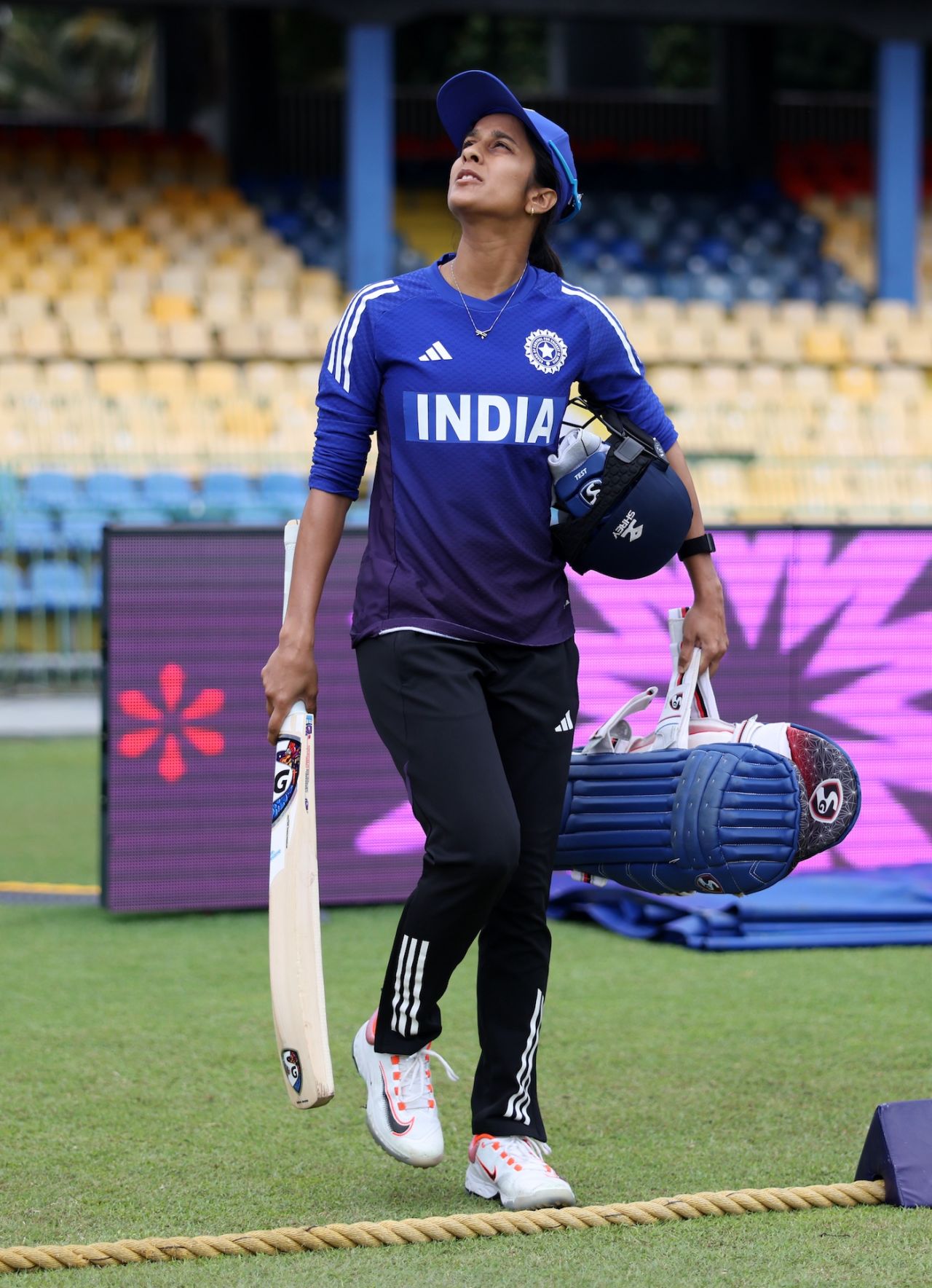 Jemimah Rodrigues keeps an eye on the sky, India vs Pakistan, Women's ODI World Cup, Colombo, October 5, 2025