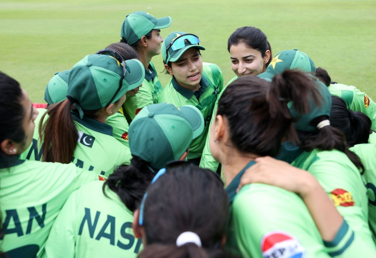 Fatima Sana leads the team huddle, India vs Pakistan, Women's ODI World Cup, Colombo, October 5, 2025