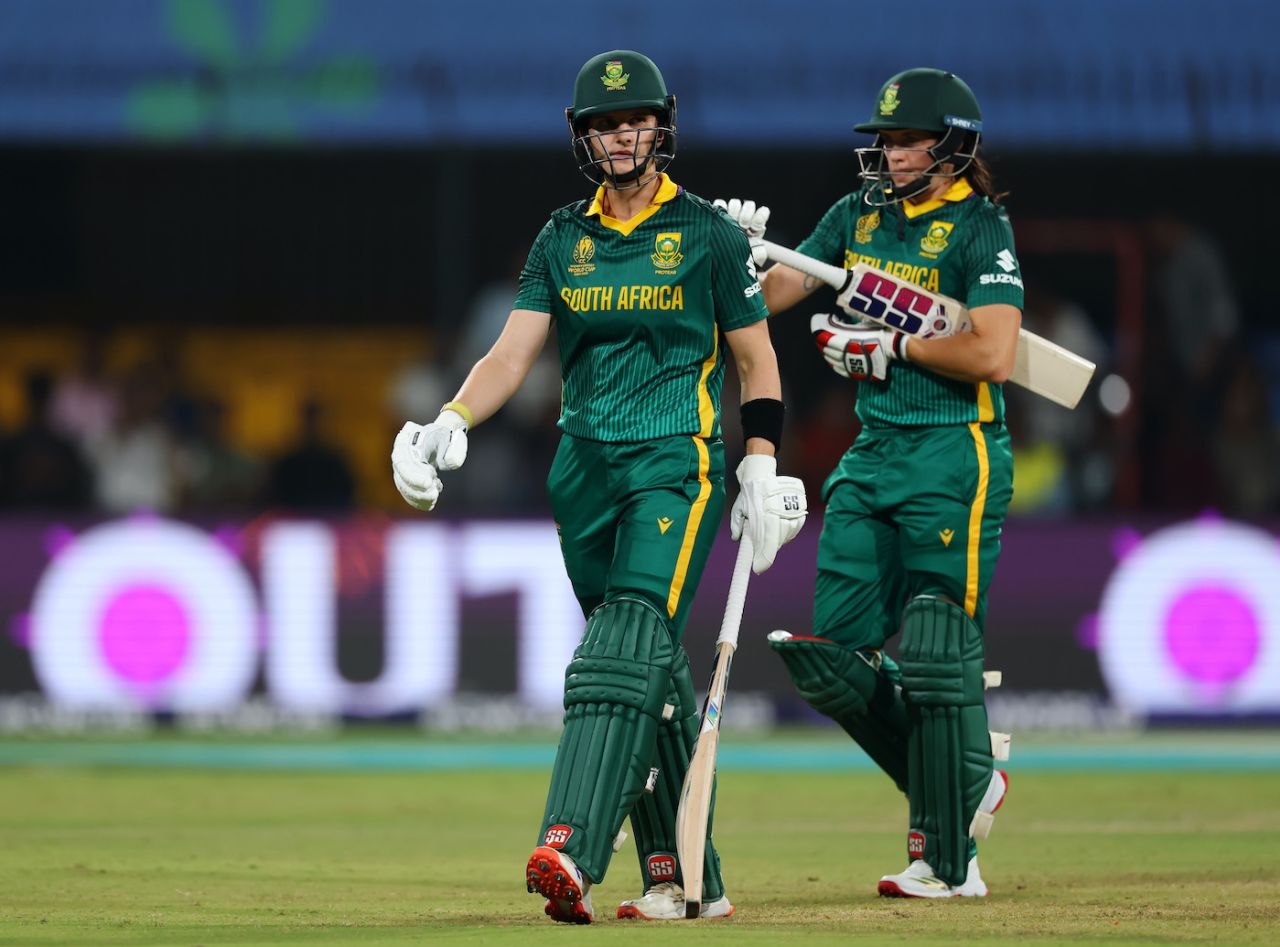 Tazmin Brits consoles Laura Wolvaardt, who was out lbw for 14, New Zealand vs South Africa, Women's ODI World Cup, Indore, October 6, 2025