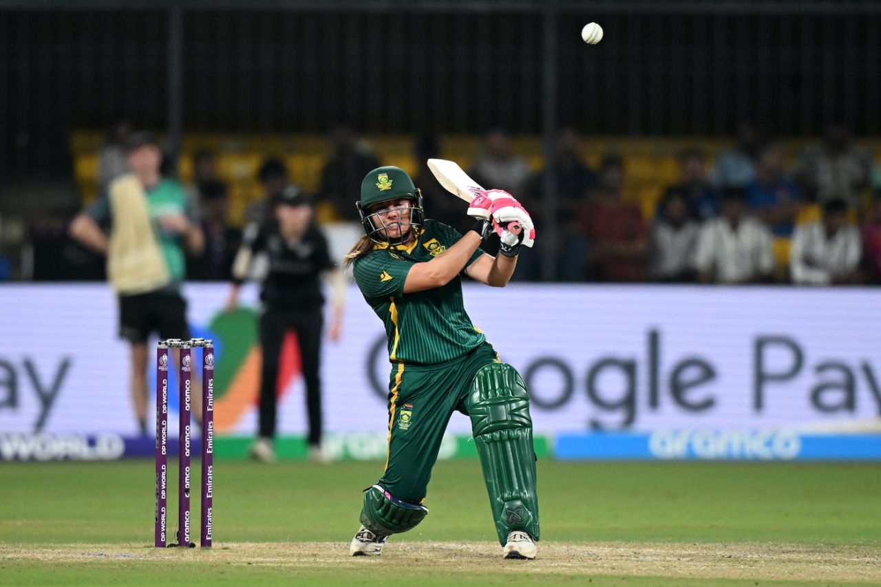 Sune Luus middled a four after missing out on a half-volley in the eighth over, New Zealand vs South Africa, Women's ODI World Cup, Indore, October 6, 2025