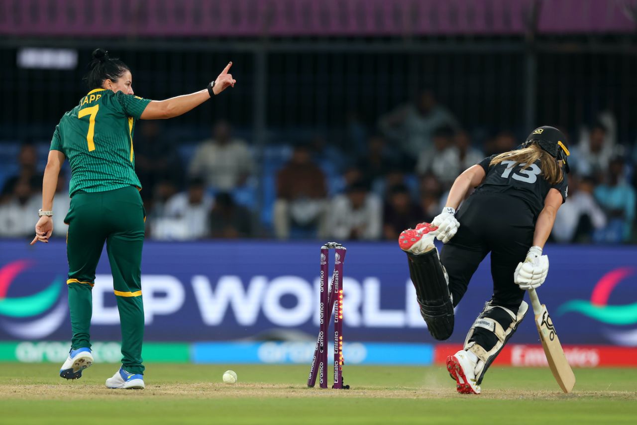 Marizanne Kapp effected an impressive no-look run out to dismiss Isabella Gaze, New Zealand vs South Africa, Women's ODI World Cup, Indore, October 6, 2025
