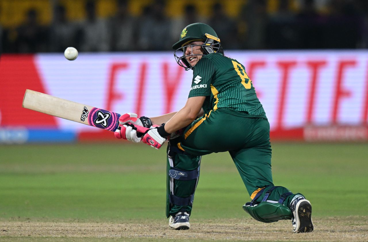 Sune Luus angles the ball fine, New Zealand vs South Africa, Women's ODI World Cup, Indore, October 6, 2025