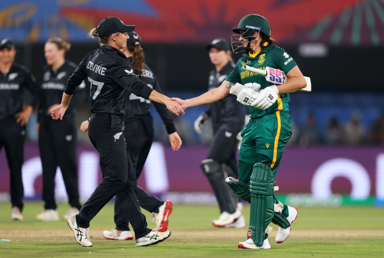 Sophie Devine congratulates Tazmin Brits, who made a match-winning 101, New Zealand vs South Africa, Women's ODI World Cup, Indore, October 6, 2025