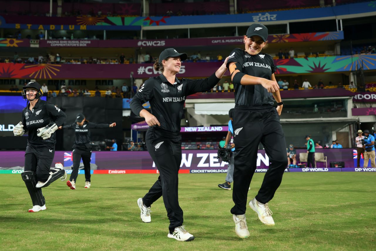 Brooke Halliday and Eden Carson play about while making their way out, New Zealand vs South Africa, Women's ODI World Cup, Indore, October 6, 2025