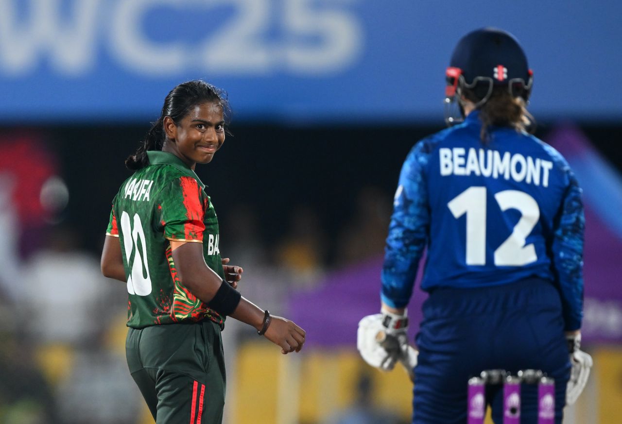 মারুভা আক্তার এবং ট্যামি বিউমন্ট একটি উত্তেজনাপূর্ণ নতুন বল যুদ্ধের অংশ ছিলেন, বাংলাদেশ বনাম ইংল্যান্ড, মহিলা ওয়ানডে বিশ্বকাপ, গুয়াহাটি, 7 অক্টোবর, 2025