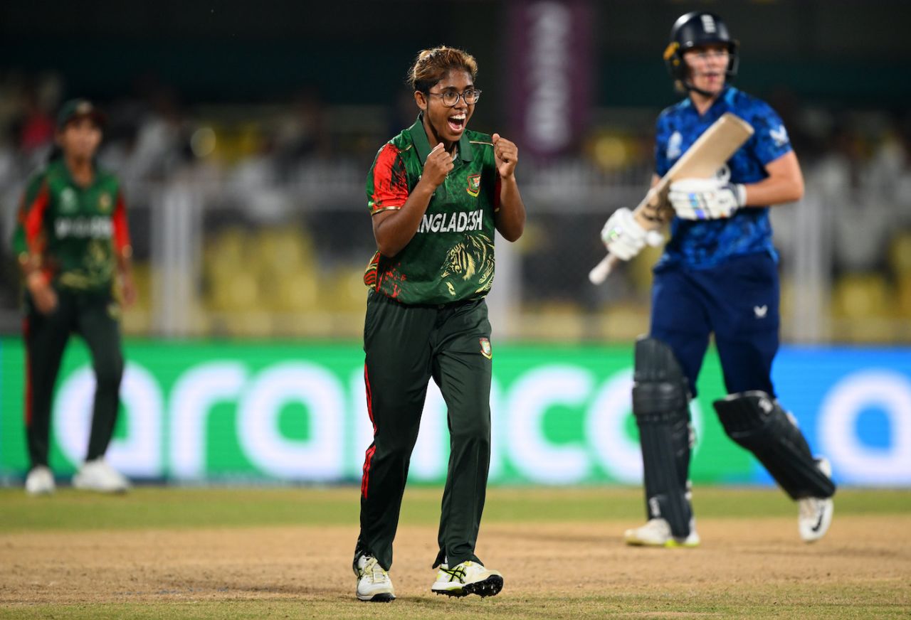 ফাহিমা খাতুনের লুপি পূর্ণ টস নাট-স্কাইভার ব্রান্ট, বাংলাদেশ বনাম ইংল্যান্ড, ওয়ানডে মহিলা বিশ্বকাপ, গুয়াহাটি, October ই অক্টোবর,