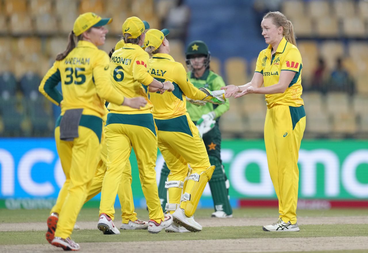 Kim Garth was almost apologetic after getting Sadaf Shamas with help from Alyssa Healy's review, Australia vs Pakistan, Women's ODI World Cup, Colombo, October 8, 2025
