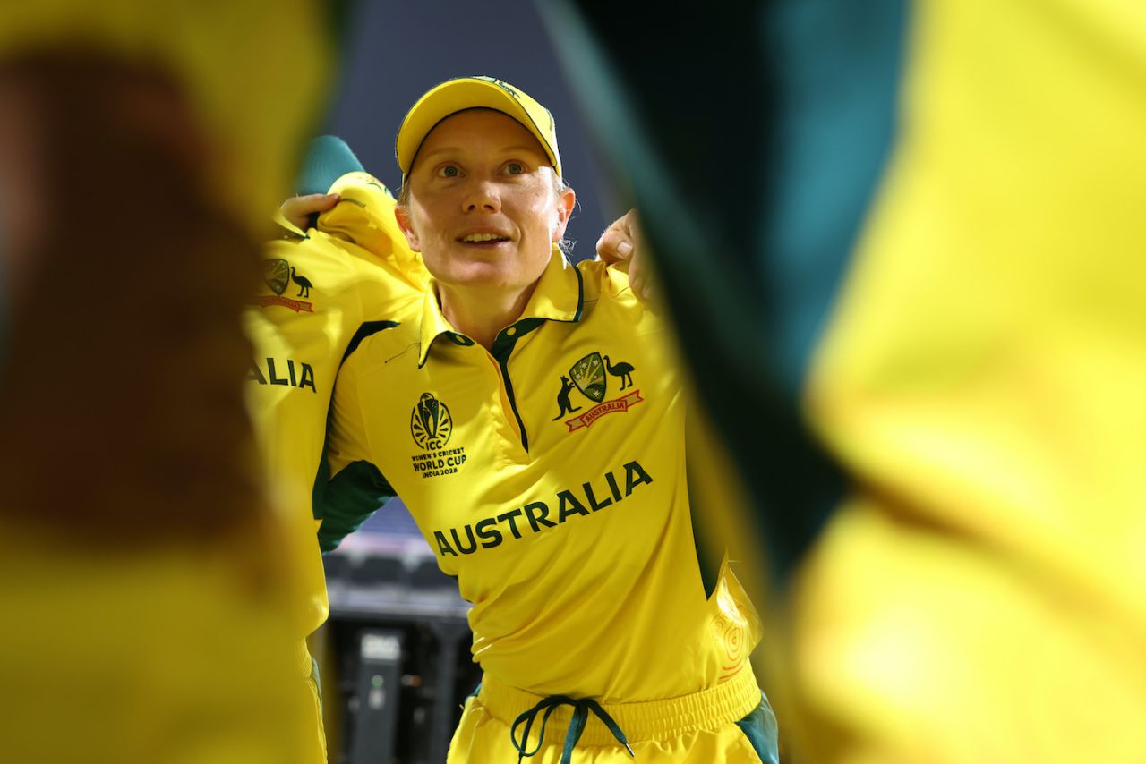 Alyssa Healy addresses her team at the start of the chase, Australia vs Pakistan, Women's ODI World Cup, Colombo, October 8, 2025
