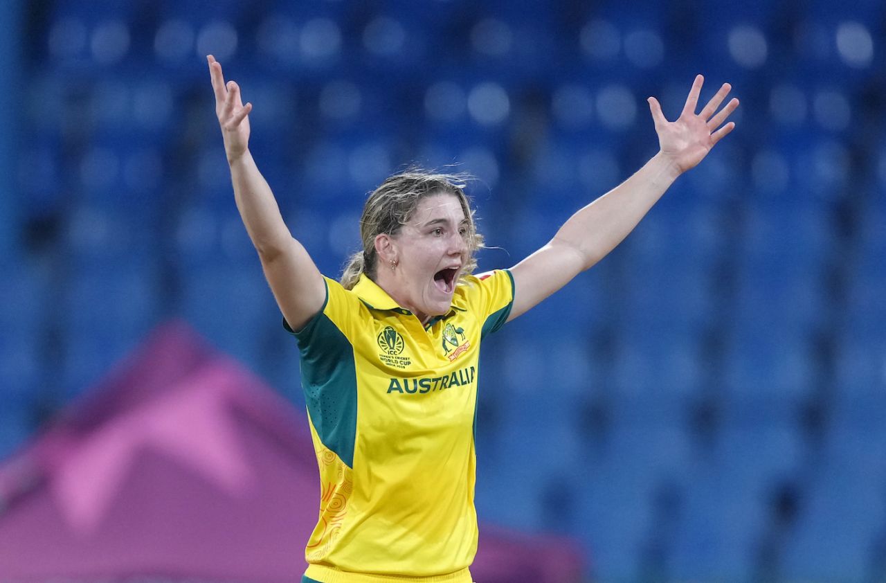 Annabel Sutherland took the first wicket after the powerplay, Australia vs Pakistan, Women's ODI World Cup, Colombo, October 8, 2025