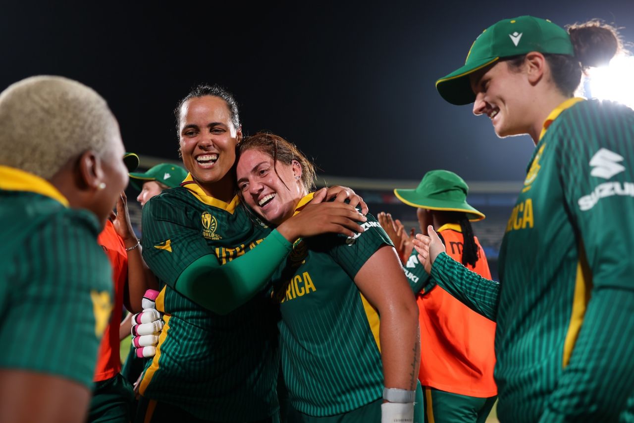 Chloe Tryon has a big hug for Nadine de Klerk, India vs South Africa, Women's ODI World Cup, Visakhapatnam, October 9, 2025