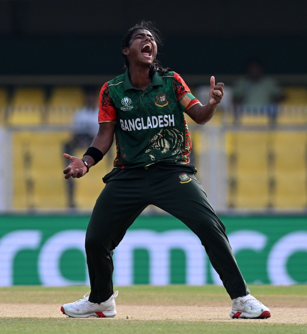 Marufa Akter thought she had Suzie Bates in the first over, but DRS saved the batter, Bangladesh vs New Zealand, Women's ODI World Cup, Guwahati, October 10, 2025