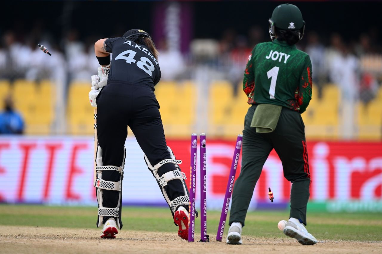 Amelia Kerr loses her stumps, Bangladesh vs New Zealand, Women's ODI World Cup, Guwahati, October 10, 2025
