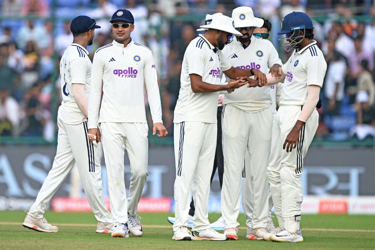 Mohammad Siraj and KL Rahul check in on Sai Sudharsan after his freak catch at short leg, India vs West Indies, 2nd Test, Delhi, 2nd day, October 11, 2025