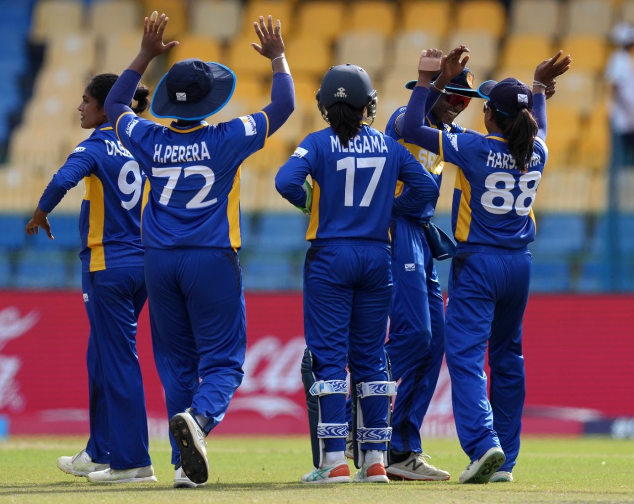 Sri Lanka players celebrate the wicket of Amy Jones, Sri Lanka vs England, Women's ODI World Cup, Colombo, October 11, 2025