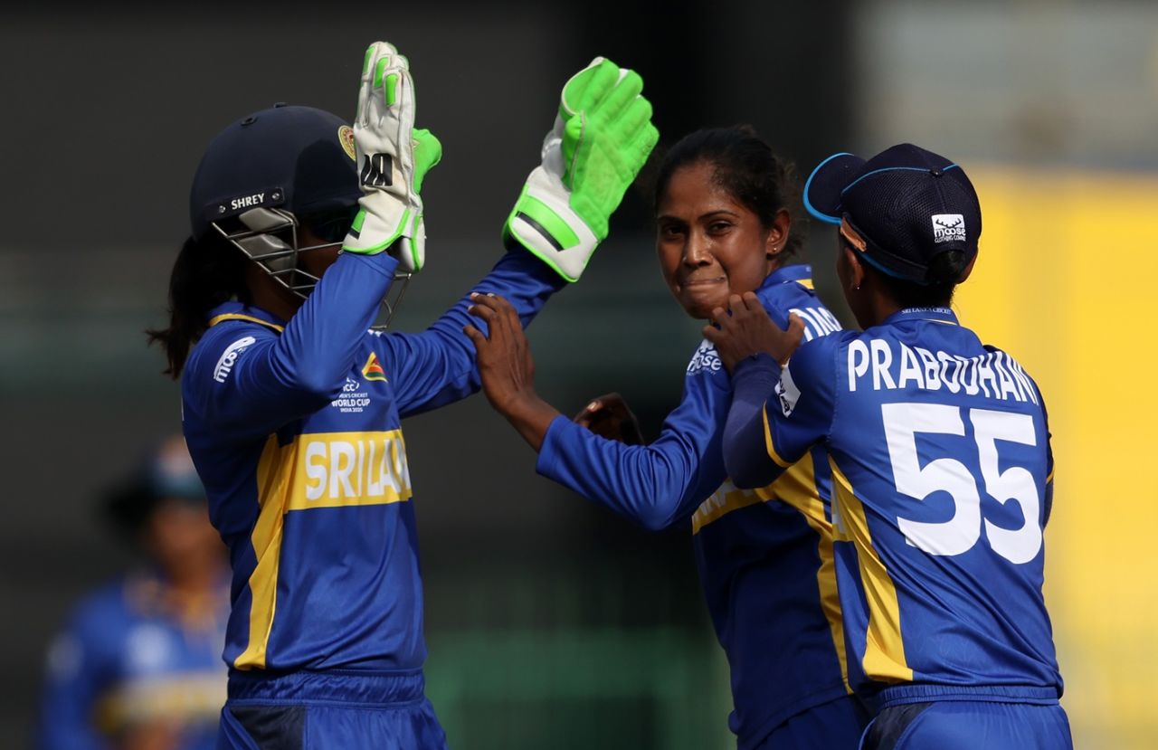 Kavisha Dilhari celebrates a wicket with Anushka Sanjeewani and Udeshika Prabodhani, Sri Lanka vs England, Women's ODI World Cup, Colombo, October 11, 2025