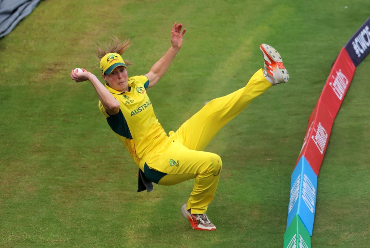 Ellyse Perry almost plucked out a stunner, India vs Australia, Women's ODI World Cup, Visakhapatnam, October 12, 2025