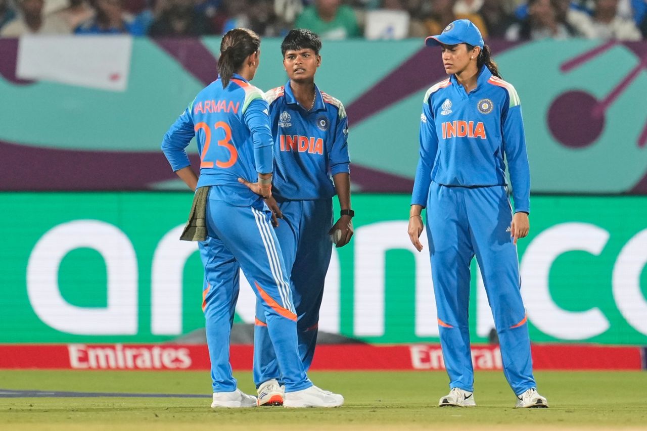 Harmanpreet Kaur and Smriti Mandhana have a chat with Kranti Gaud, India vs Australia, Women's ODI World Cup, Visakhapatnam, October 12, 2025