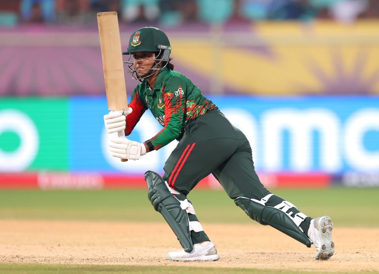 থ্রি-পয়েন্টারের পরে, জ্যোতি বললেন, “মাস্টটি দেখান, চালিয়ে যান।”