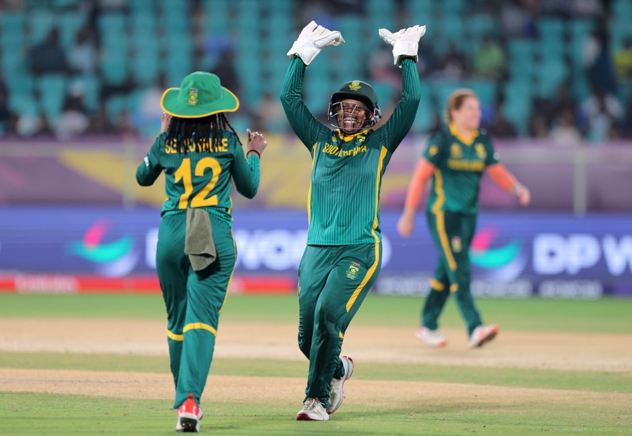 Sinalo Jafta runs to congratulate Tumi Sekhukhune for a direct hit, Bangladesh vs South Africa, Women's ODI World Cup, Visakhapatnam, October 13, 2025