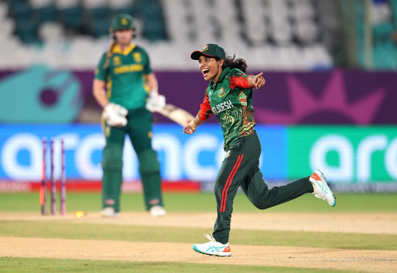 রাবিয়া খান বোলিং করার পরে উদযাপন করছেন, বাংলাদেশ বনাম দক্ষিণ আফ্রিকা, মহিলা ওয়ানডে বিশ্বকাপ, বিশাখাপত্তনম, 13 অক্টোবর, 2025