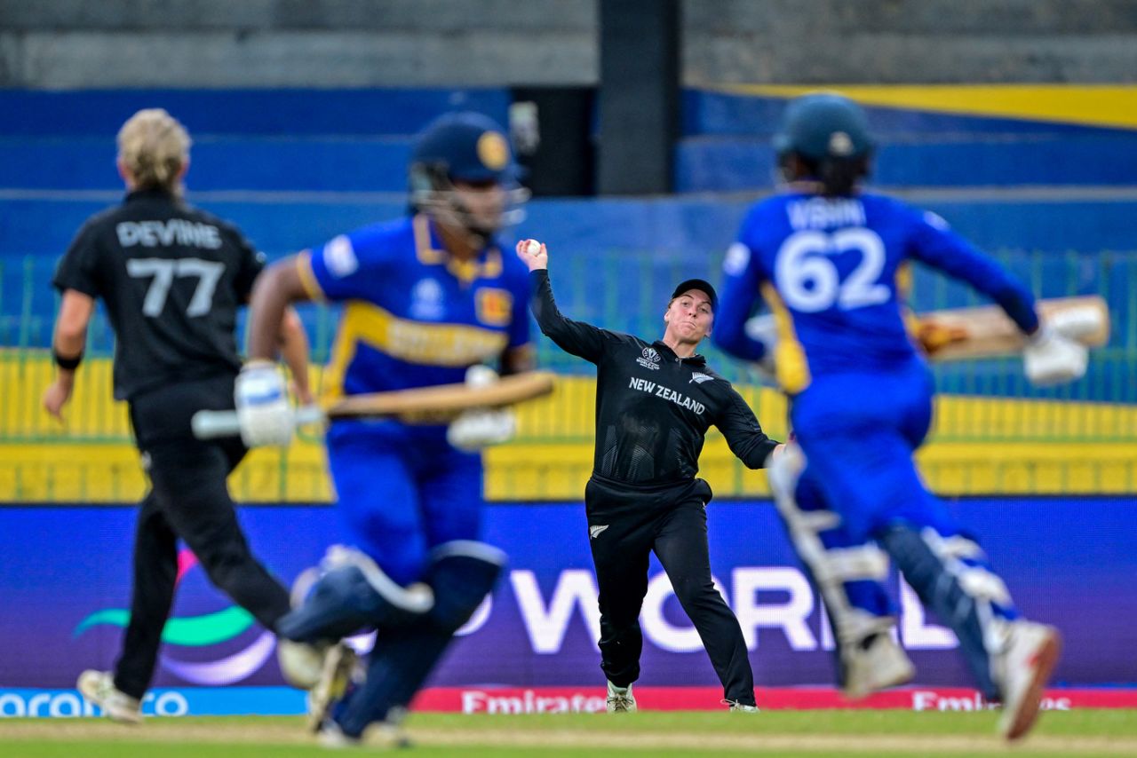 Bella James throws in a ball from the deep, Sri Lanka vs New Zealand, Women's ODI World Cup, Colombo, October 15, 2025