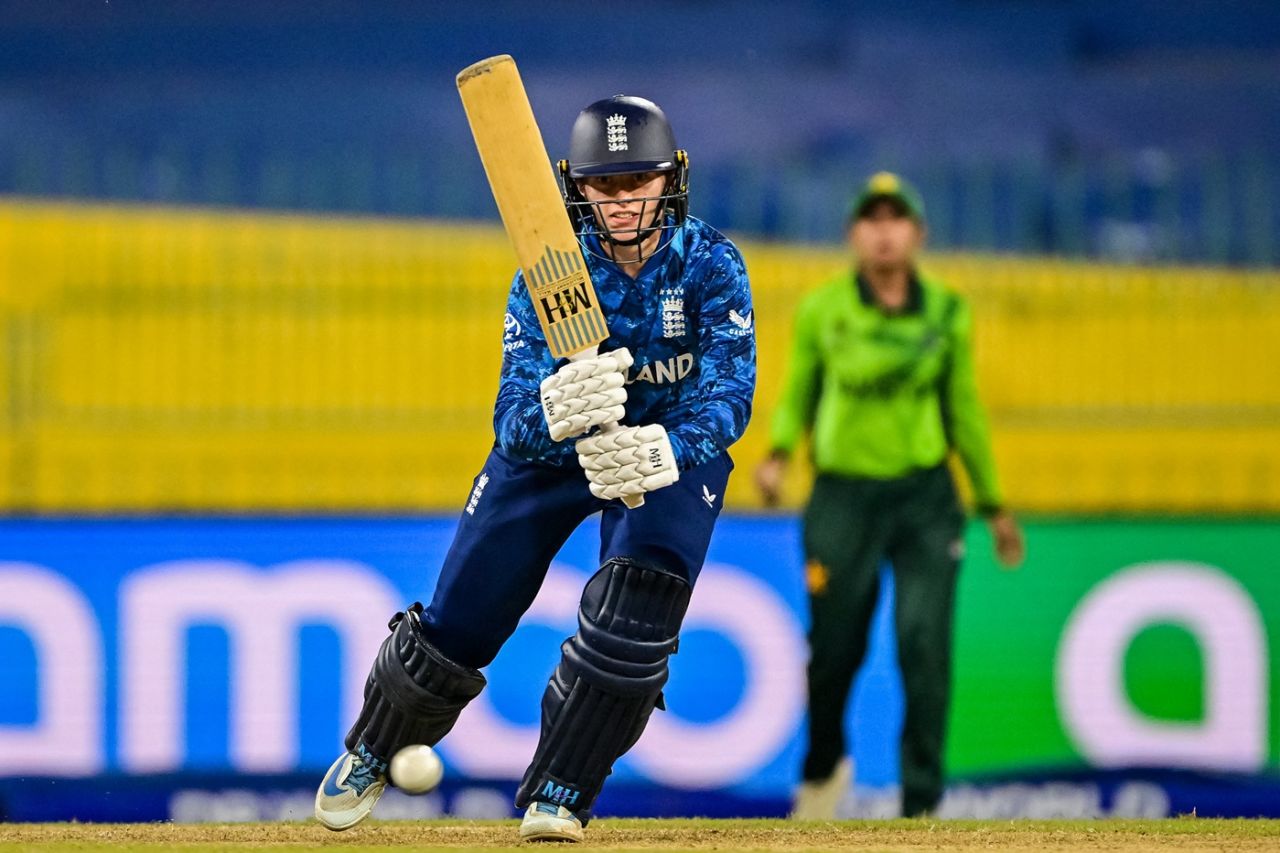 Charlie Dean keeps her eyes on the ball, England vs Pakistan, Women's World Cup, Colombo, October 15, 2025