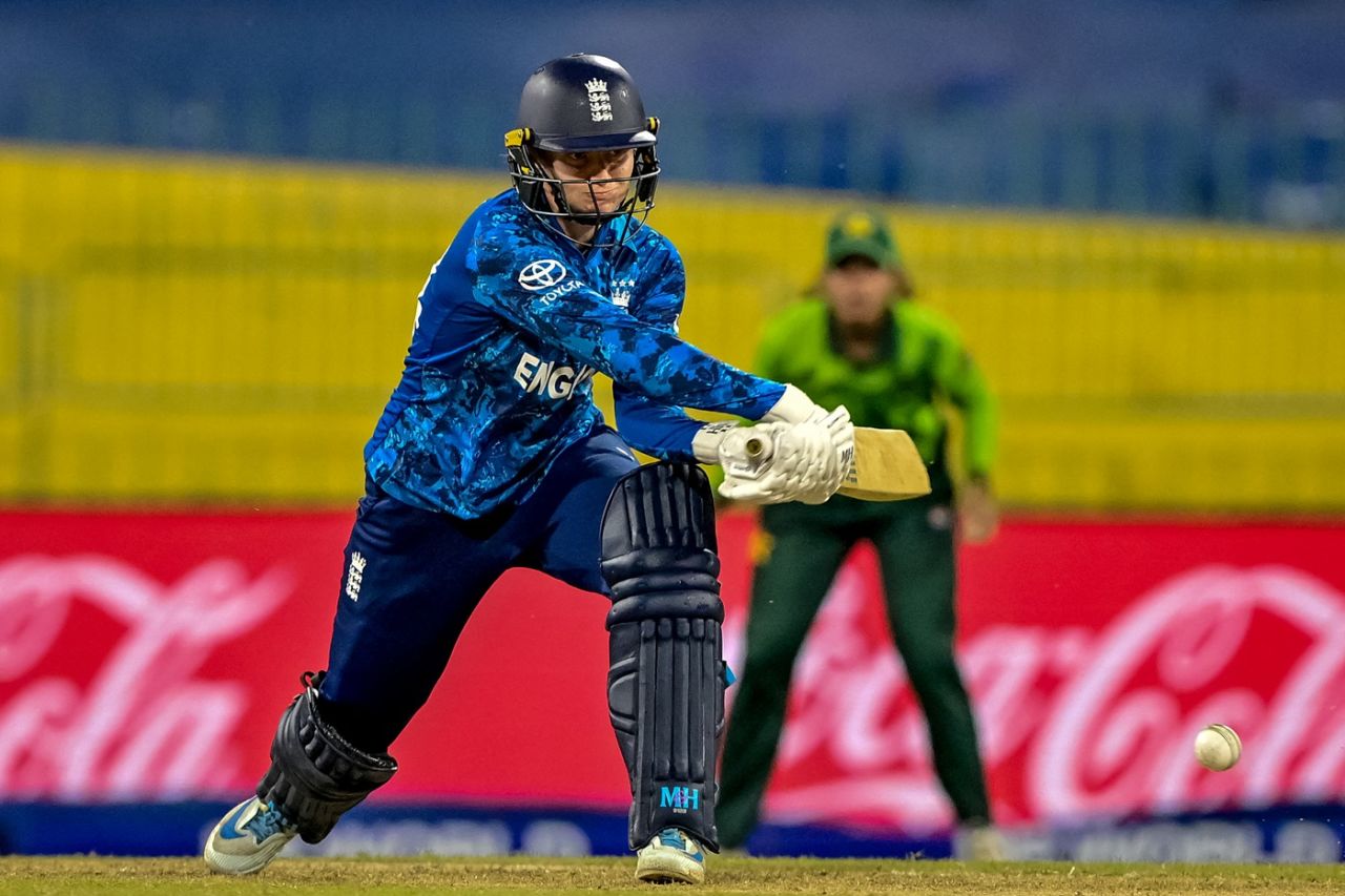 Charlie Dean brings out the reverse sweep, England vs Pakistan, Women's World Cup, Colombo, October 15, 2025