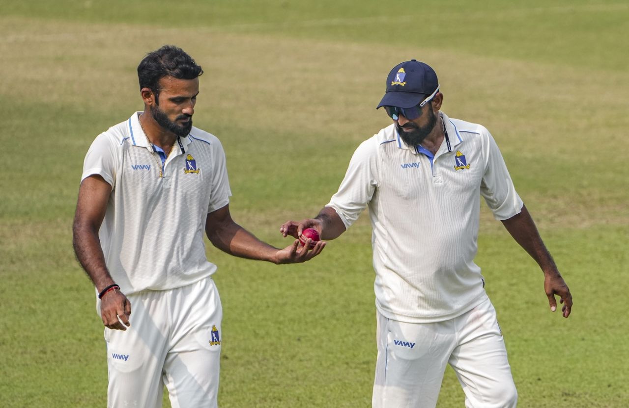 Mohammed Shami passes the ball to Akash Deep, Bengal vs Uttarakhand, Ranji Trophy, 3rd day, Kolkata, October 17, 2025