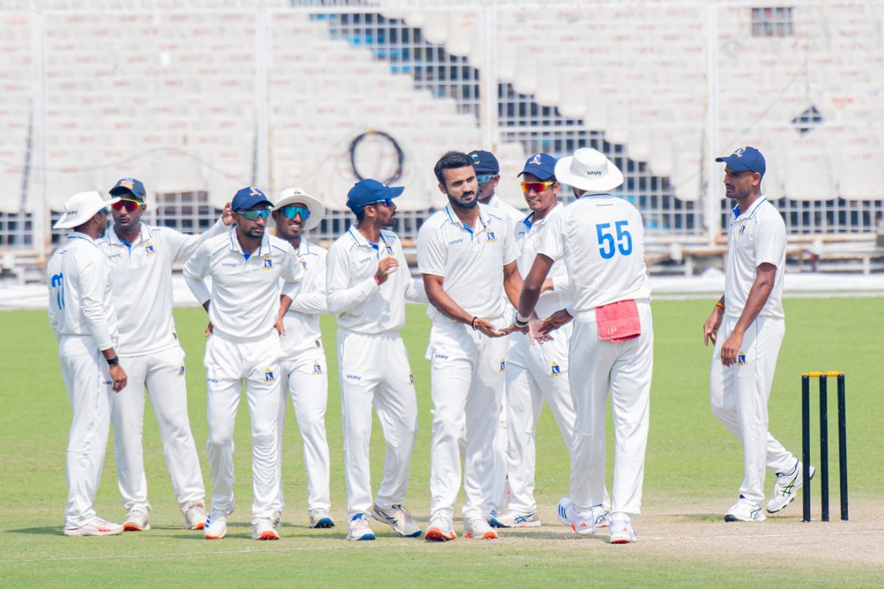 Akash Deep and Co celebrate a wicket, Bengal vs Uttarakhand, 3rd day, Kolkata, Ranji Trophy, October 17, 2025