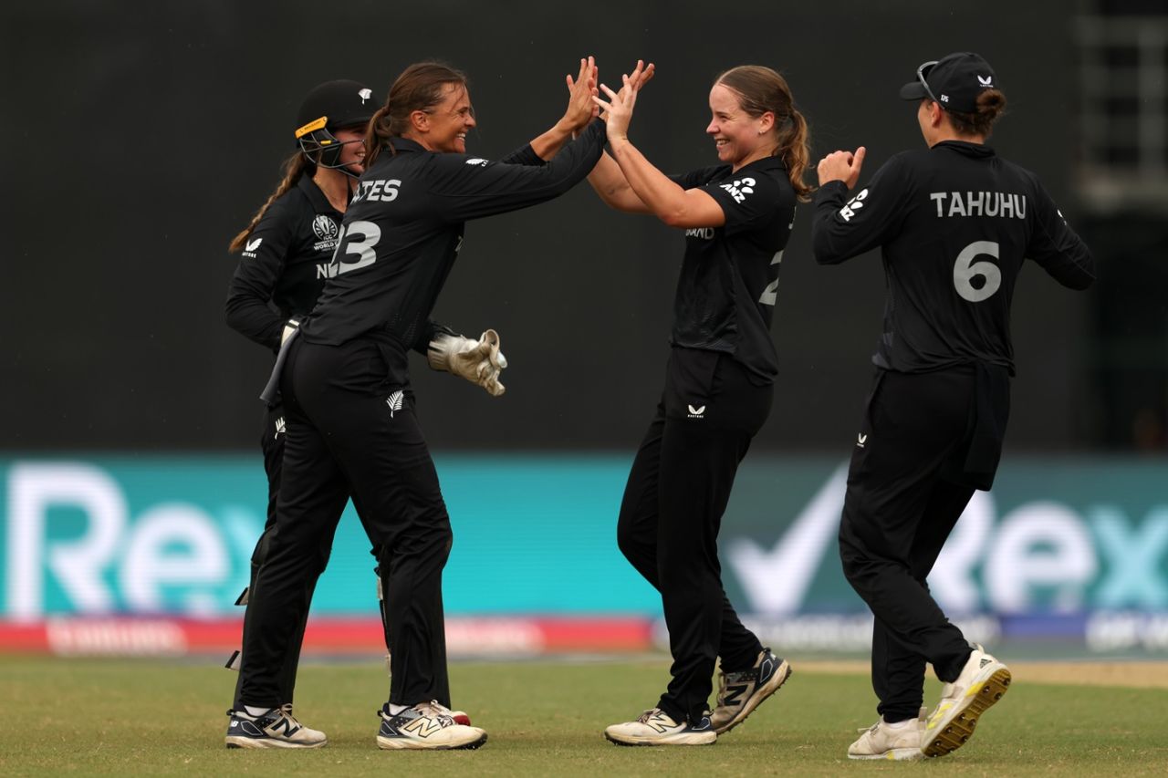 Suzie Bates celebrates with Jess Kerr after taking a fine catch to send back Muneeba Ali, New Zealand vs Pakistan, Women's World Cup 2025, Colombo, October 18, 2025