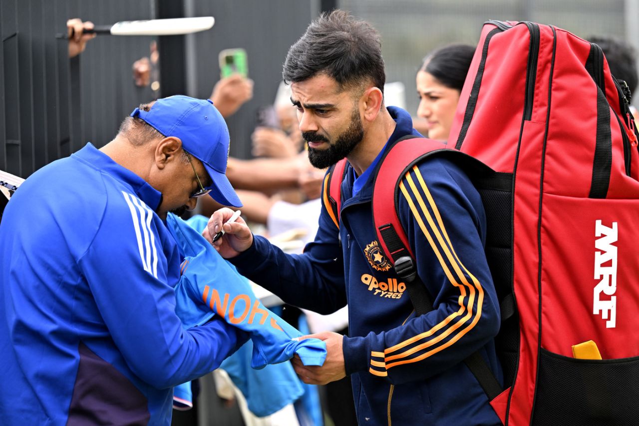 Virat Kohli autographs a jersey, Perth, October 18, 2025