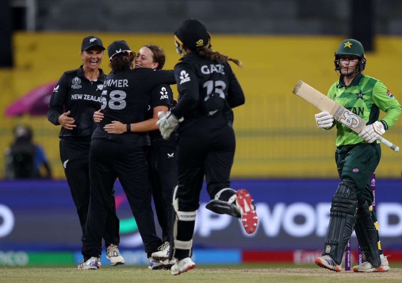 Eden Carson struck in her first over with the wicket of Natalia Pervaiz, New Zealand vs Pakistan, Women's World Cup 2025, Colombo, October 18, 2025