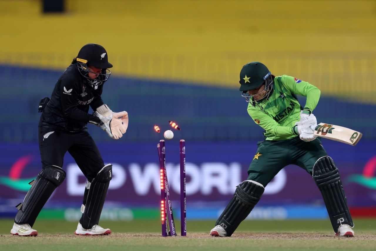 Fatima Sana missed a wrong'un from Amelia Kerr, New Zealand vs Pakistan, Women's World Cup 2025, Colombo, October 18, 2025