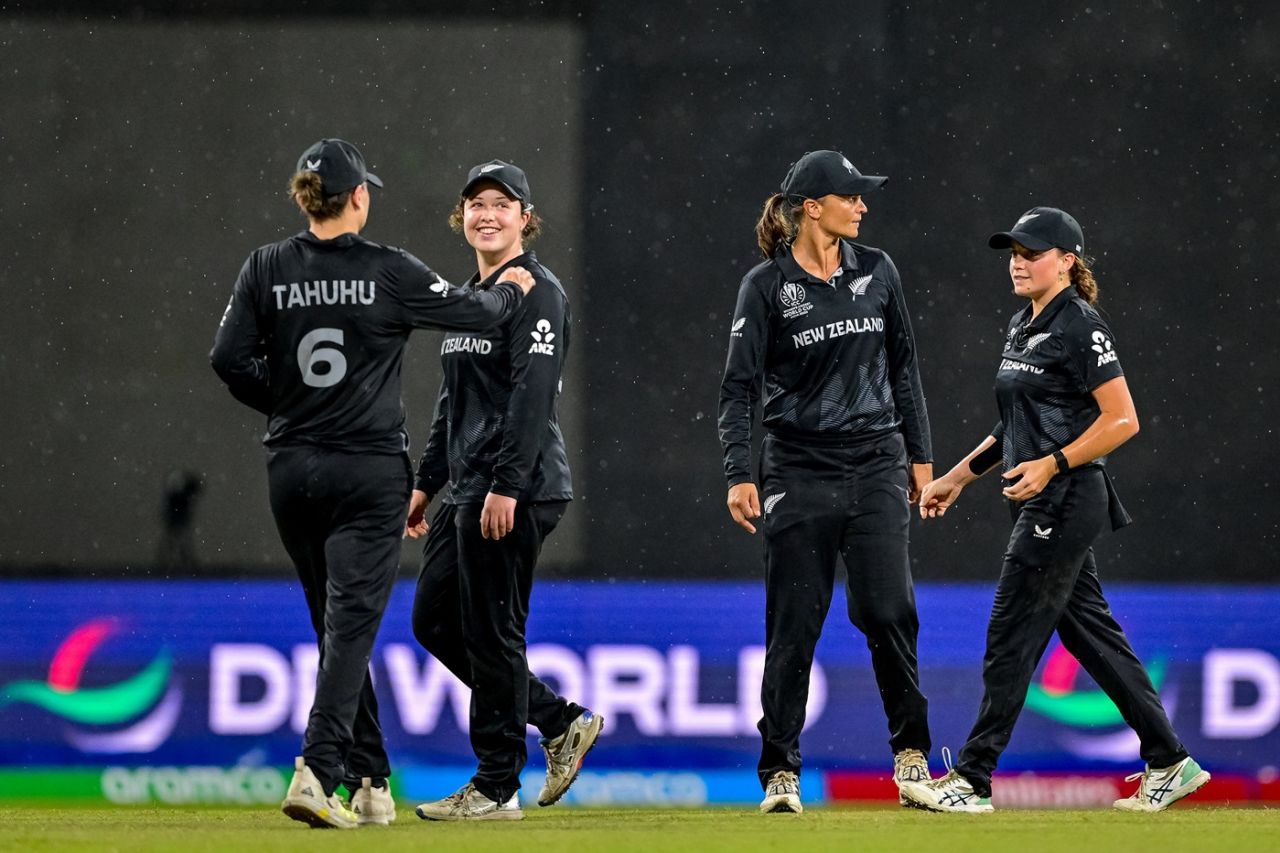The New Zealand fielders walk off as rain returned in Colombo, New Zealand vs Pakistan, Women's World Cup 2025, Colombo, October 18, 2025