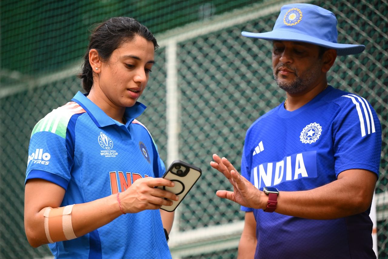 Smriti Mandhana has a chat with coach Amol Muzumdar, India vs England, Women's ODI World Cup, Indore, October 18, 2025