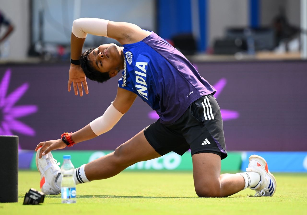 Kranti Gaud gets her stretches out the way, India vs England, Women's ODI World Cup, Indore, October 19, 2025
