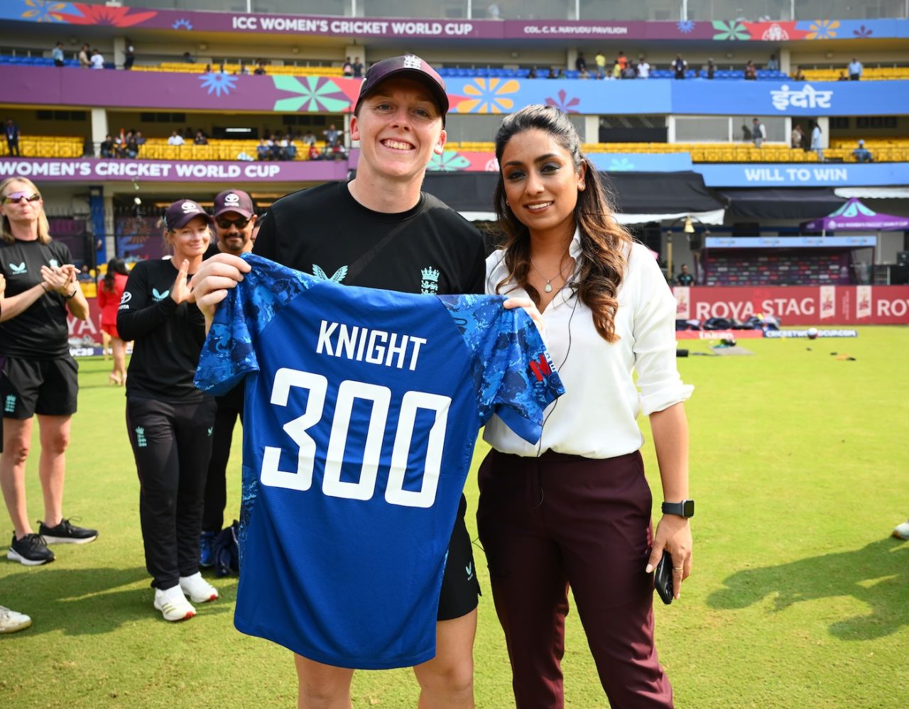 Heather Knight poses with Isa Guha after receiving a special shirt to mark her 300th international appearance, India vs England, Women's ODI World Cup, Indore, October 19, 2025