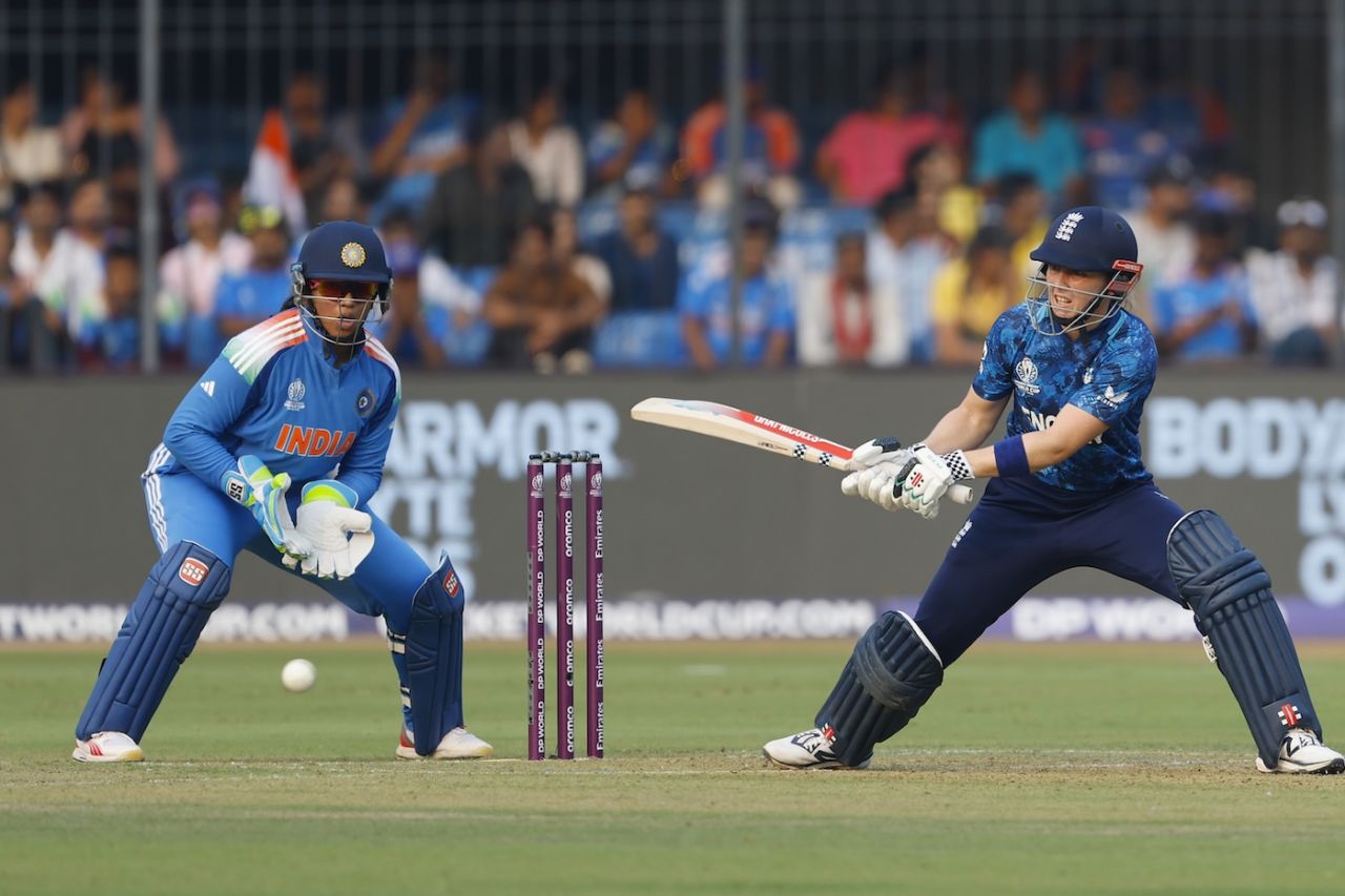 Richa Ghosh watches Heather Knight reverse sweep one away, India vs England, Women's ODI World Cup, Indore, October 19, 2025