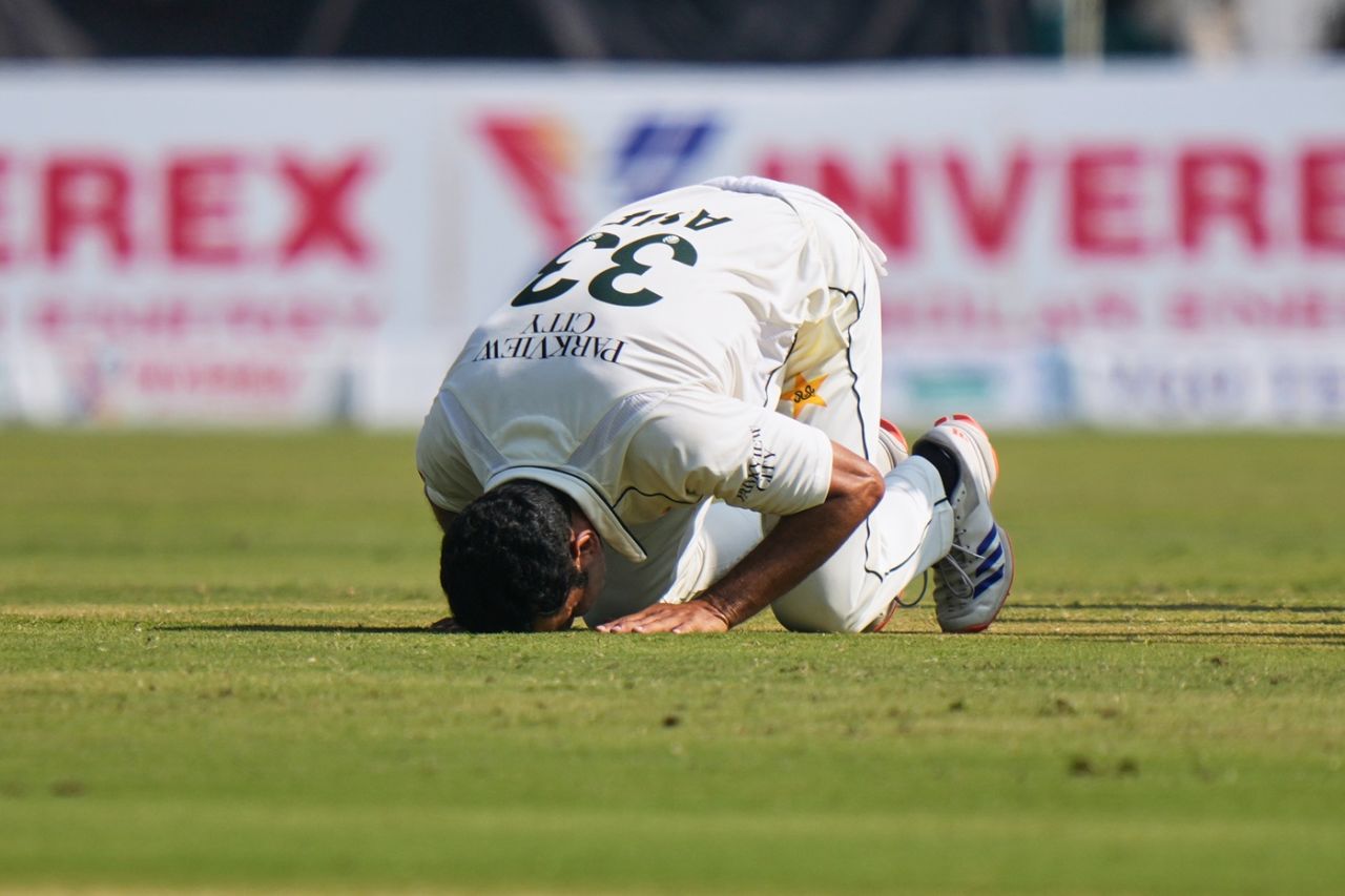 Asif Afridi performs the sajda after claiming his maiden five-wicket haul, Pakistan vs South Africa, 2nd Test, Rawalpindi, 3rd day, October 22, 2025