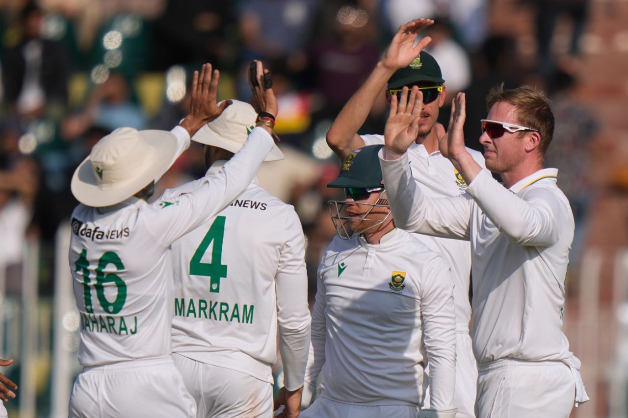 Simon Harmer picked up two early wickets in the second innings, Pakistan vs South Africa, 2nd Test, Rawalpindi, 3rd day, October 22, 2025