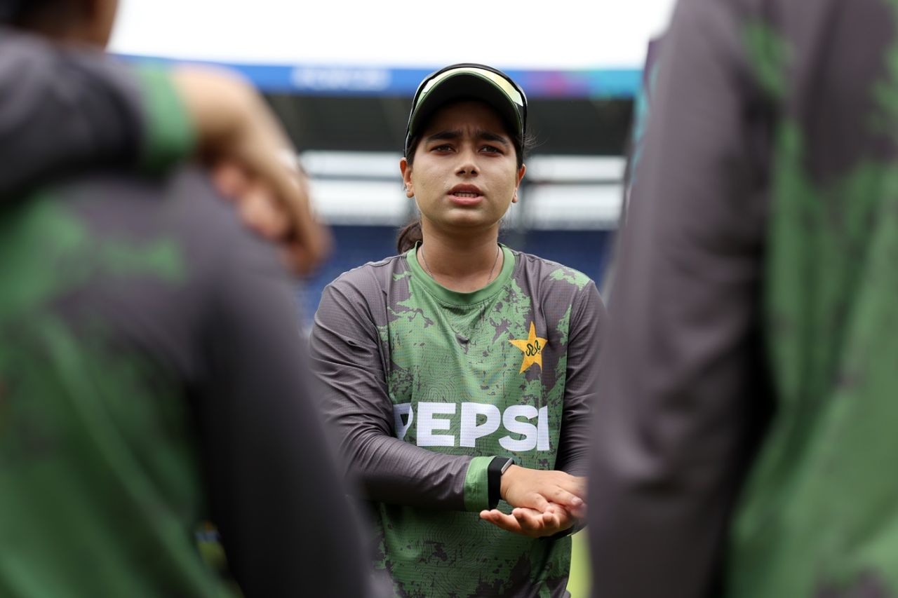 Fatima Sana talks to her team-mates during a huddle, Sri Lanka vs Pakistan, Women's World Cup, Colombo, October 24, 2025