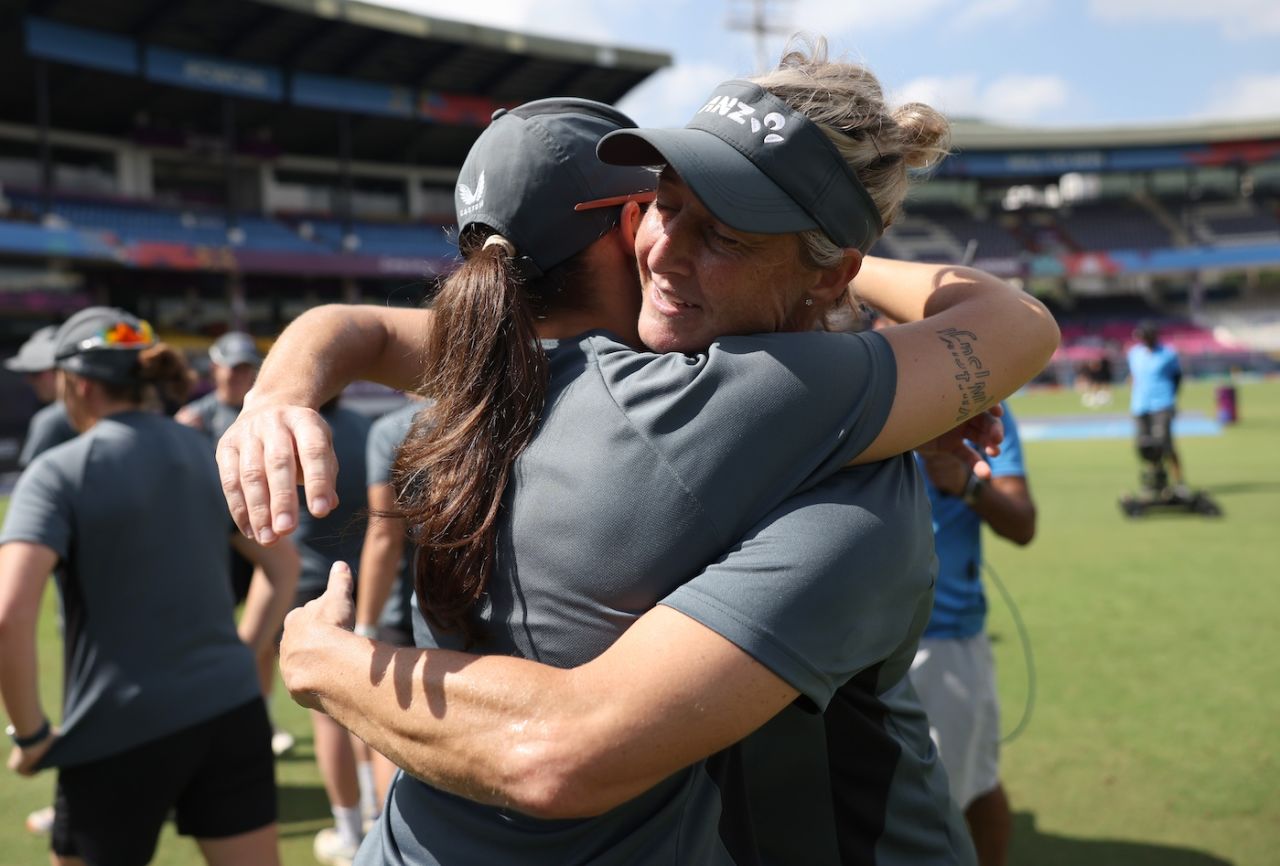 Sophie Devine gets a hug from Amelia Kerr, England vs New Zealand, Women's World Cup, Visakhapatnam, October 26, 2025