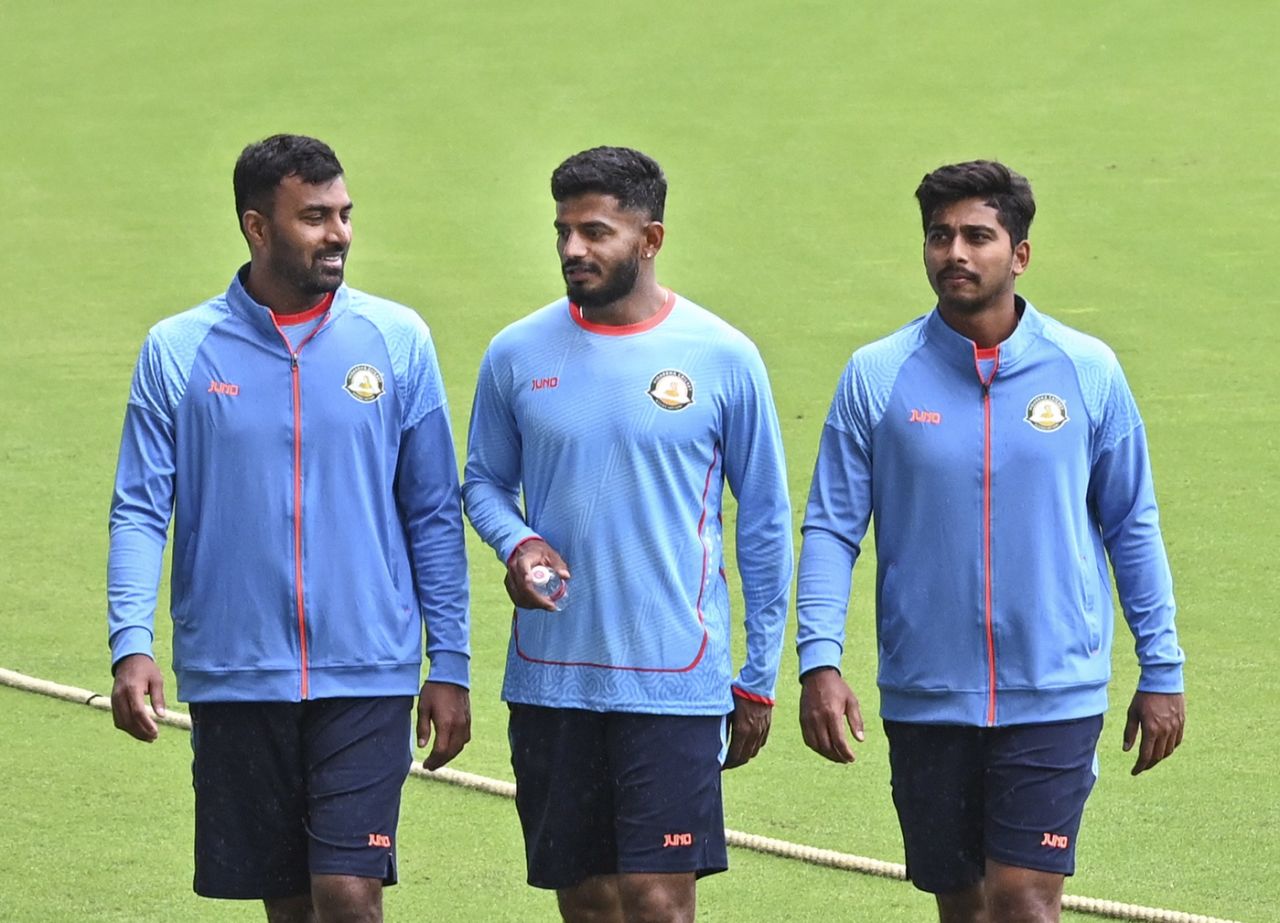 Akshay Karnewar, Shubham Kapse and Darshan Nalkande have a chat, Vidarbha vs Jharkhand, Ranji Trophy 2025-26, 1st day, Nagpur, October 25, 2025