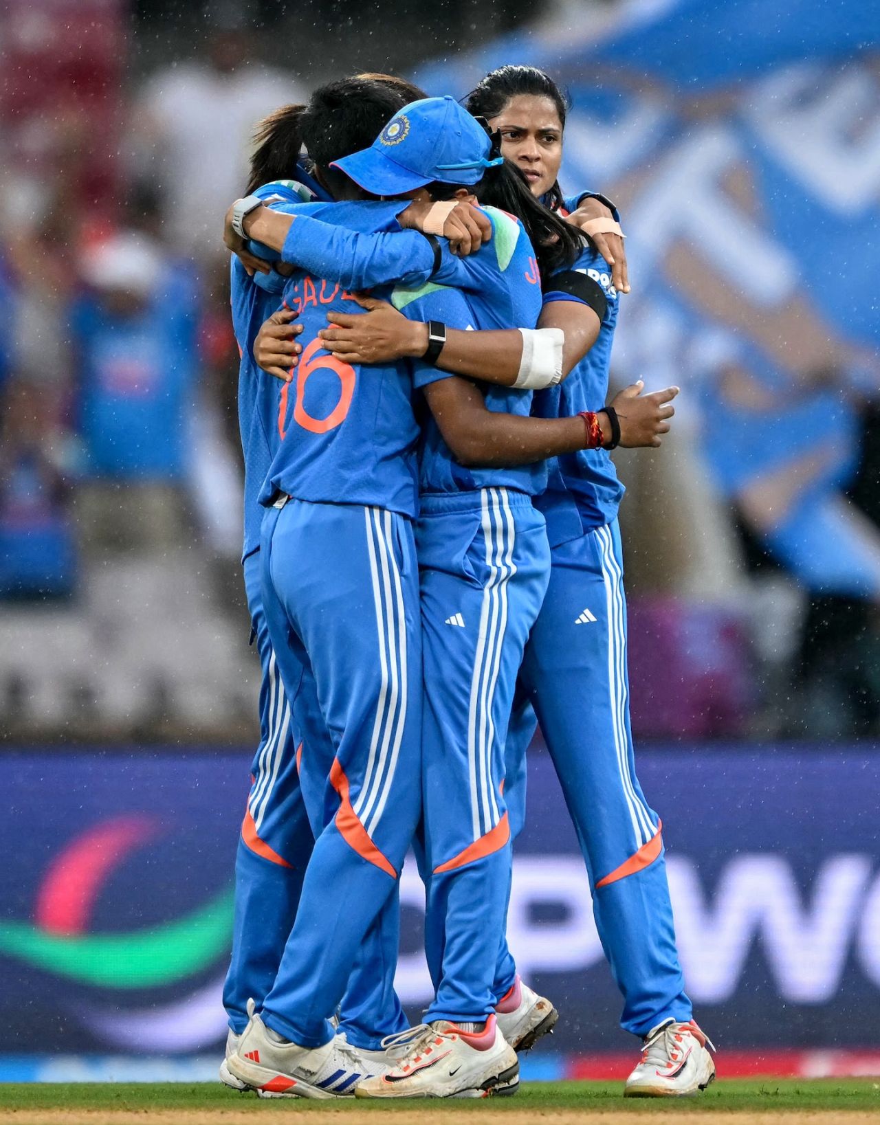 The rain comes down as the India players get into a tight huddle to celebrate Alyssa Healy's wicket, India vs Australia, Women's World Cup semi-final, Navi Mumbai, October 30, 2025