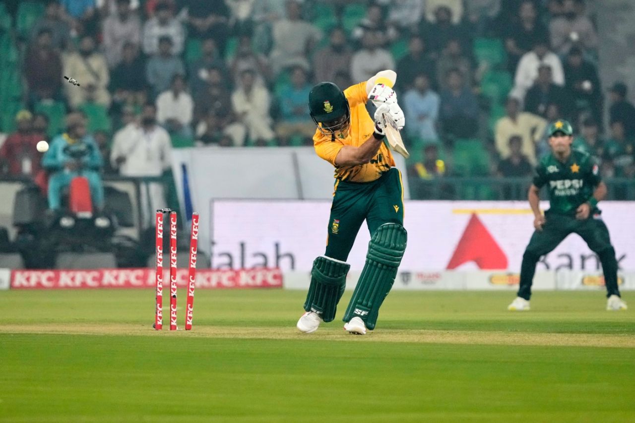 Salman Mirza bowled Reeza Hendricks with the first ball of the match, Pakistan vs South Africa, 2nd T20I, Lahore, October 31, 2025